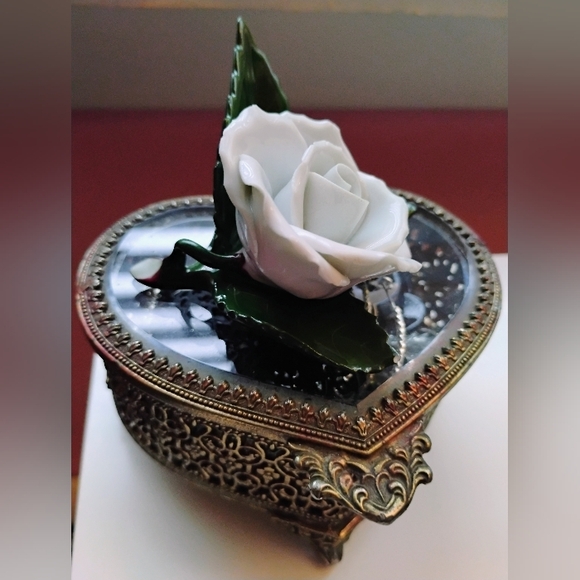 AUTHENTIC EUROPEAN ANTIQUE White Porcelain Rose - HOME DECOR - MADE IN HUNGARY🕊 - Picture 4 of 7